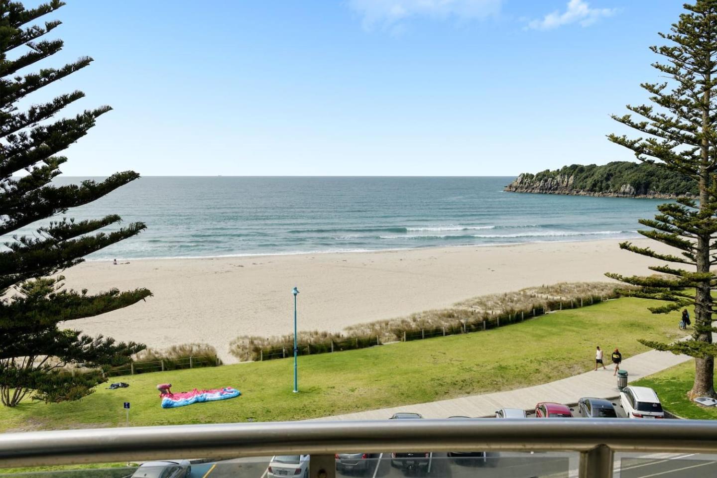 Oceanside Bliss - Absolute Beachfront - Uninterrupted Ocean Views With Pool Lägenhet Mount Maunganui Exteriör bild