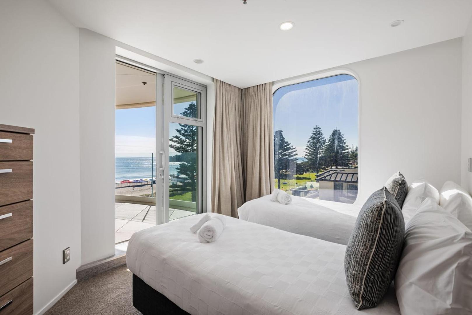 Oceanside Bliss - Absolute Beachfront - Uninterrupted Ocean Views With Pool Lägenhet Mount Maunganui Exteriör bild