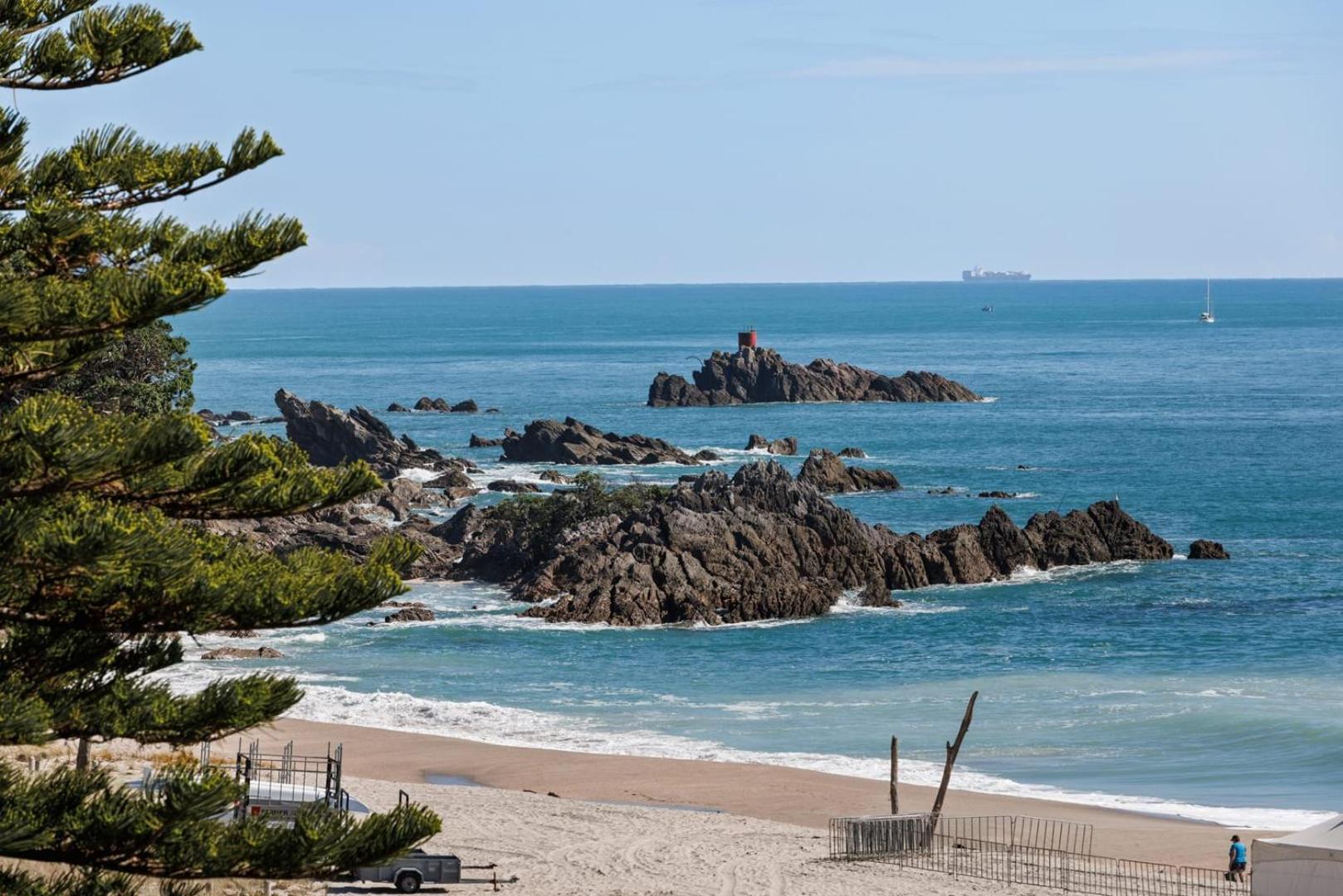 Oceanside Bliss - Absolute Beachfront - Uninterrupted Ocean Views With Pool Lägenhet Mount Maunganui Exteriör bild