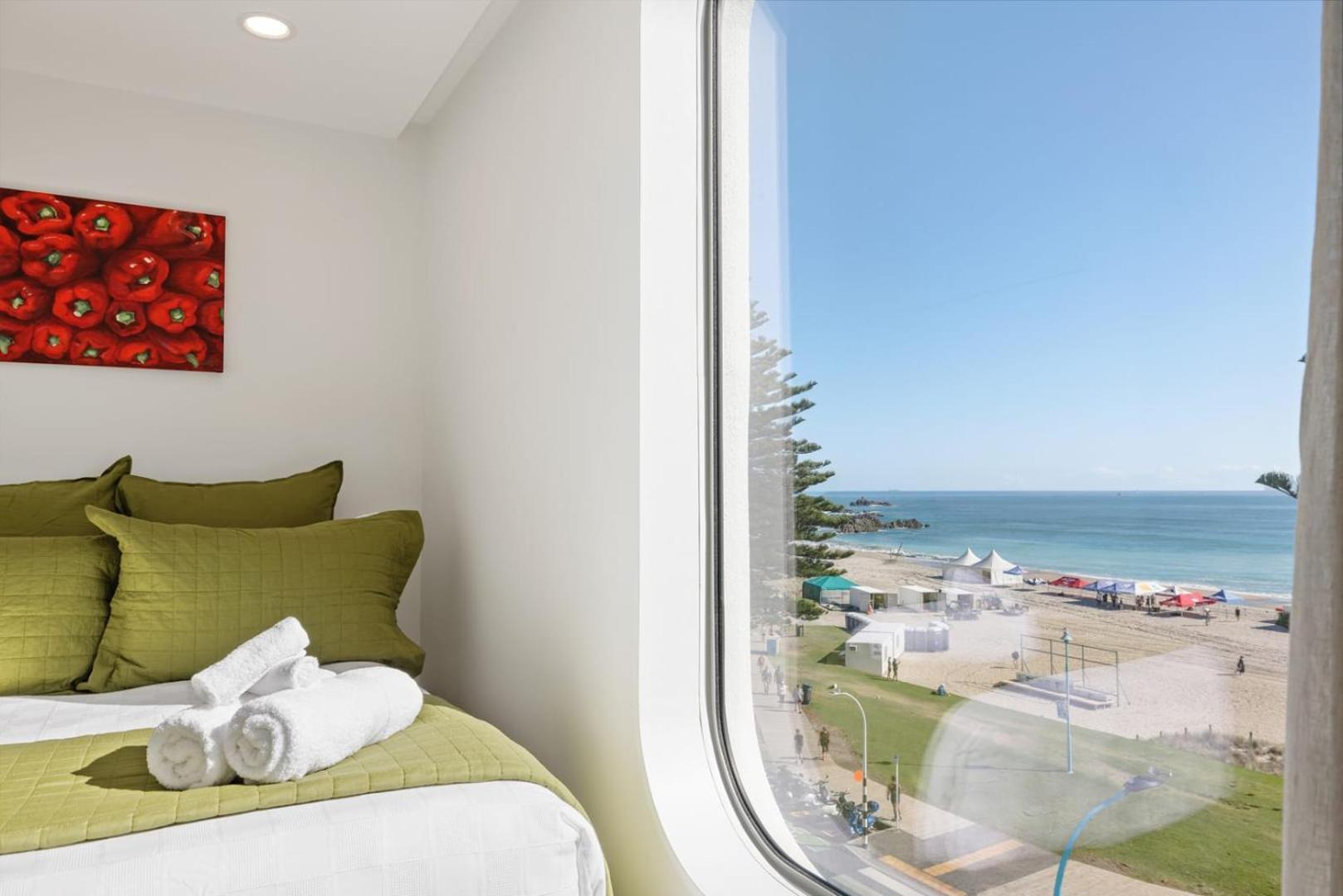 Oceanside Bliss - Absolute Beachfront - Uninterrupted Ocean Views With Pool Lägenhet Mount Maunganui Exteriör bild