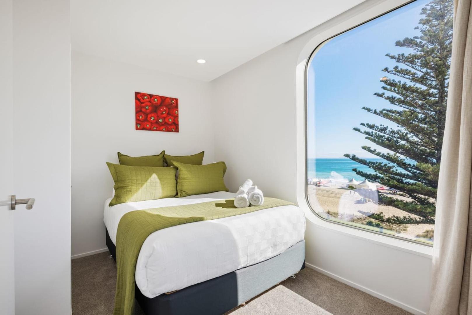 Oceanside Bliss - Absolute Beachfront - Uninterrupted Ocean Views With Pool Lägenhet Mount Maunganui Exteriör bild