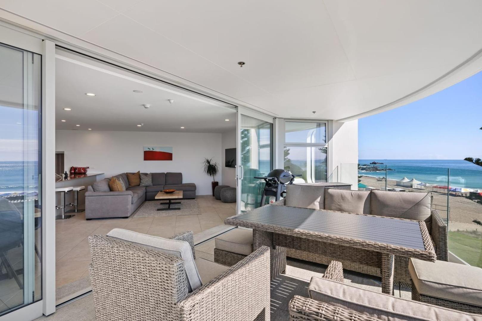 Oceanside Bliss - Absolute Beachfront - Uninterrupted Ocean Views With Pool Lägenhet Mount Maunganui Exteriör bild