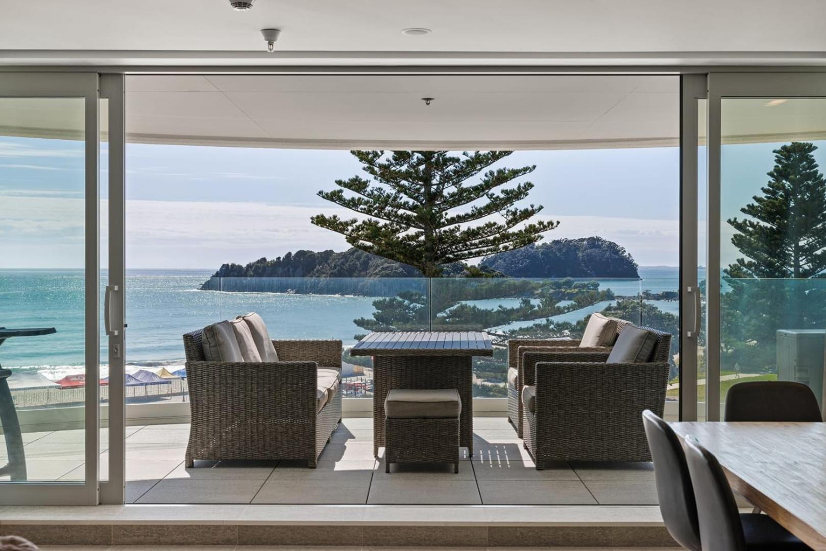 Oceanside Bliss - Absolute Beachfront - Uninterrupted Ocean Views With Pool Lägenhet Mount Maunganui Exteriör bild